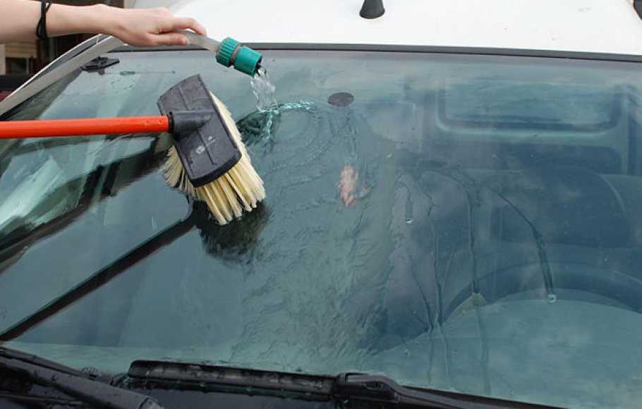 Мытье стекол машины